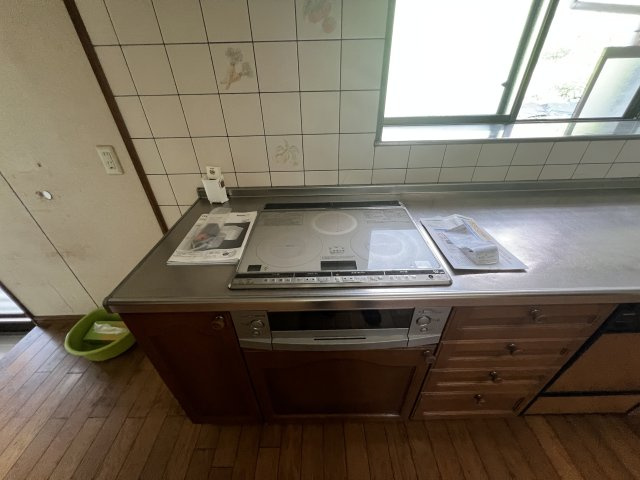 津山市加茂町塔中　２階建中古住宅　８DKのキッチン|IH３口コンロ