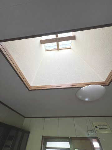 津山市加茂町塔中　２階建中古住宅　８DKのキッチン|ダイニングキッチンに暖かい日の光を入れるトップライト