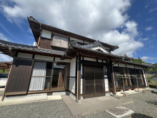 津山市加茂町塔中　２階建中古住宅　８DKの外観