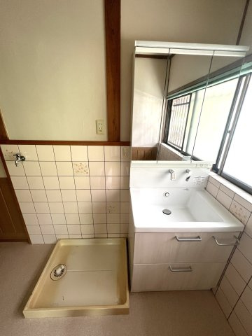 津山市加茂町塔中　２階建中古住宅　８DKの独立洗面台