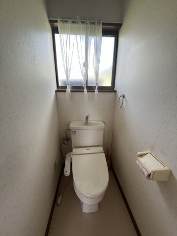 津山市加茂町塔中　２階建中古住宅　８DKのトイレ|2F