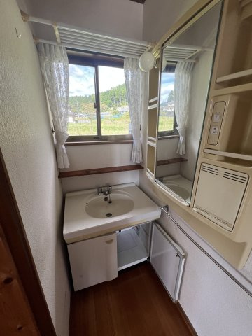 津山市加茂町塔中　２階建中古住宅　８DKの独立洗面台