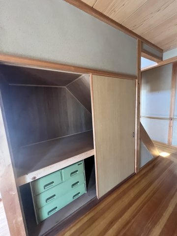 津山市加茂町塔中　２階建中古住宅　８DKの収納|階段下収納