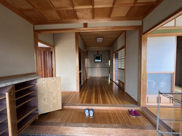 津山市加茂町塔中　２階建中古住宅　８DKの玄関