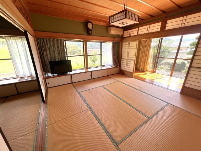 津山市加茂町塔中　２階建中古住宅　８DKの和室|1F　開口部を多くとった明るい8帖和室。窓の前には、飾り棚やテレビ台としても使用できるカウンター、下は収納となっており、空間をすっきりと保てます。