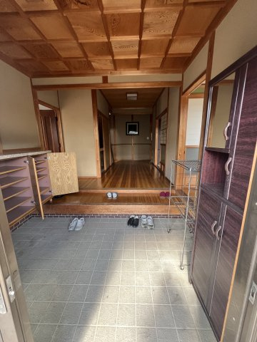 津山市加茂町塔中　２階建中古住宅　８DKの玄関