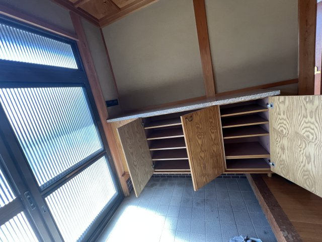 津山市加茂町塔中　２階建中古住宅　８DKの玄関|シューズBOX付