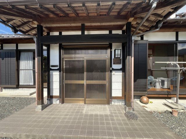 津山市加茂町塔中　２階建中古住宅　８DKの玄関