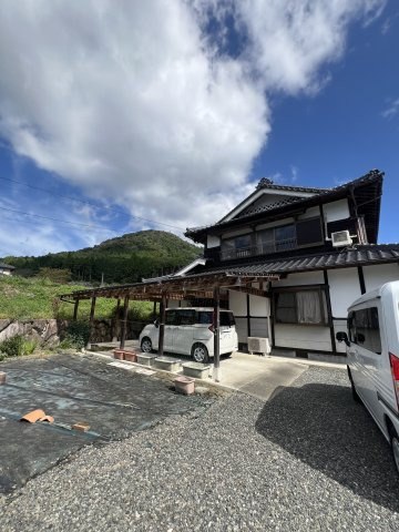 津山市加茂町塔中　２階建中古住宅　８DKの外観