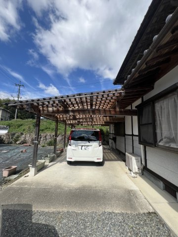 津山市加茂町塔中　２階建中古住宅　８DKの駐車場
