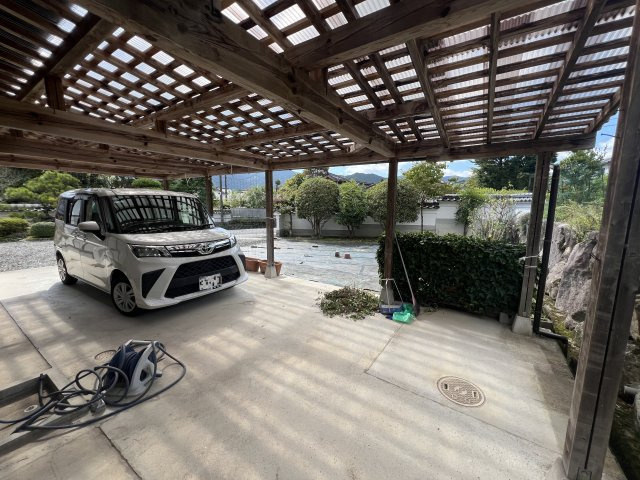 津山市加茂町塔中　２階建中古住宅　８DKの駐車場