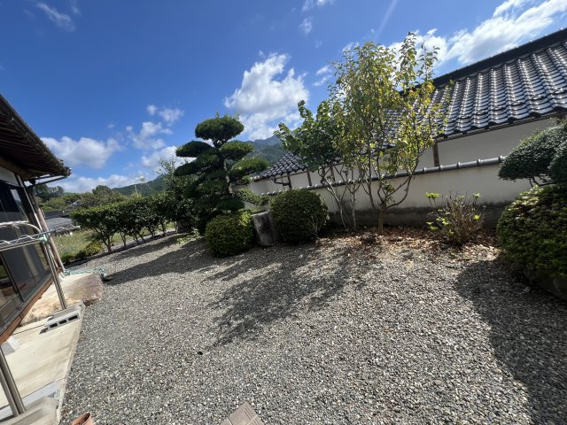 津山市加茂町塔中　２階建中古住宅　８DKの庭