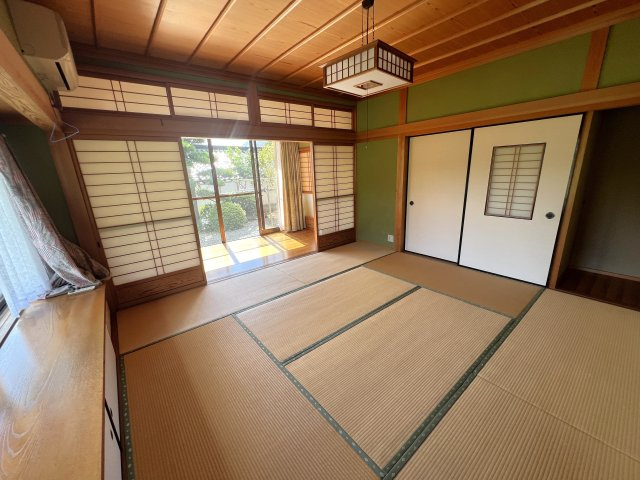 津山市加茂町塔中　２階建中古住宅　８DKの和室|1F　明るいく広い縁側のある和室。