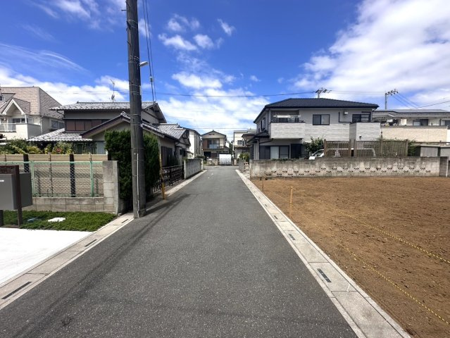 入間郡三芳町大字北永井の新築一戸建の前面道路含む現地写真