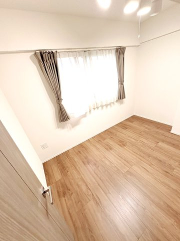 アンビシャスガーデン鶴瀬の洋室|日当たりの良い『エアリールーム』です。5.0帖です。寝室に書斎、趣味部屋、ランドリールーム、子ども部屋などにもおすすめです！