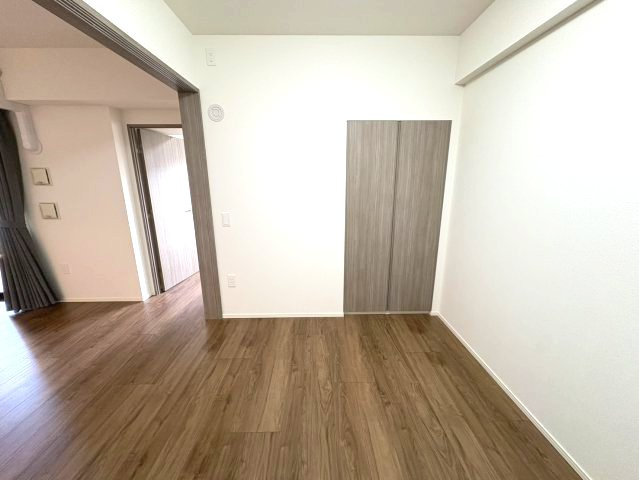 アンビシャスガーデン鶴瀬 の洋室|ウォークインクローゼット付です。季節物を収納できるので、お部屋をすっきり広々使えます。