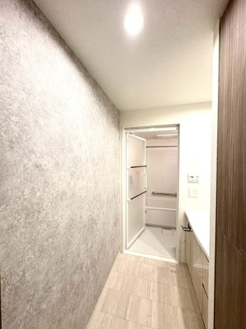 アンビシャスガーデン鶴瀬の洗面所|キッチン側から見るとこのように見えますので、お子様のお着替えも見守れます。