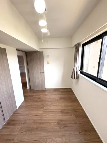 アンビシャスガーデン鶴瀬の洗面所|キッチン側から見るとこのように見えますので、お子様のお着替えも見守れます。