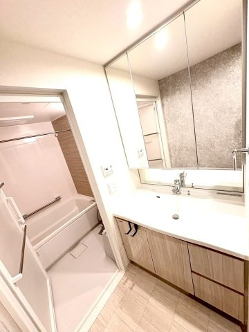 アンビシャスガーデン鶴瀬の洗面所|三面鏡で広々使える洗面化粧台もポイントです。ぴったりとはまっているため、隙間がなく、物落としたり、ほこりの掃除の心配なく、清潔にお使いいただけます。