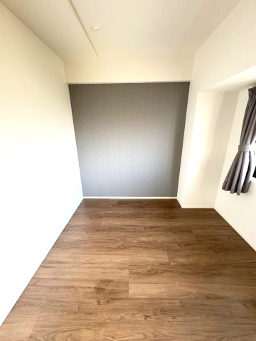 アンビシャスガーデン鶴瀬の洗面所|三面鏡で広々使える洗面化粧台もポイントです。ぴったりとはまっているため、隙間がなく、物落としたり、ほこりの掃除の心配なく、清潔にお使いいただけます。