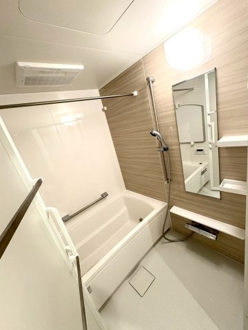 アンビシャスガーデン鶴瀬の浴室|1日の疲れを癒す、洗面室・浴室は清潔感があり、落ち着いた色合いです。ドア外タオル掛けを2本設置しているところもポイントです！