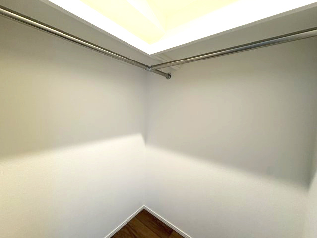 アンビシャスガーデン鶴瀬 2階の浴室|1日の疲れを癒す、洗面室・浴室は清潔感があり、落ち着いた色合いです。ドア外タオル掛けを2本設置しているところもポイントです！