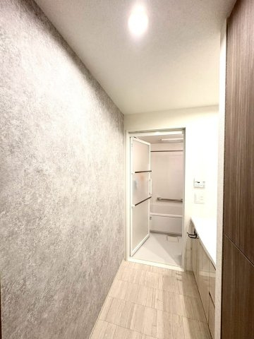 アンビシャスガーデン鶴瀬の洗面所|キッチン側から見るとこのように見えますので、お子様のお着替えも見守れます。