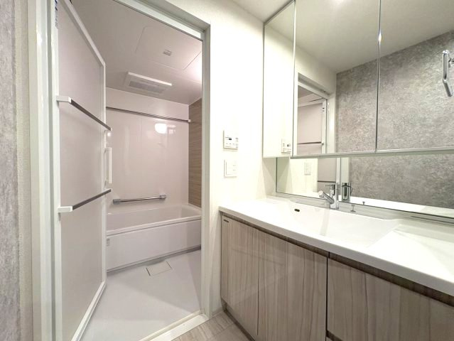 アンビシャスガーデン鶴瀬 2階のトイレ|清潔感のあるトイレです。収納棚付。