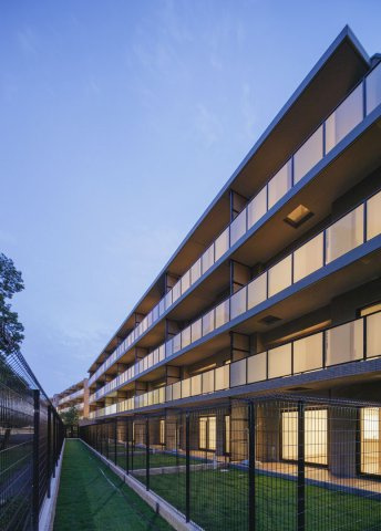 アンビシャスガーデン鶴瀬の外観|公園側から撮影。