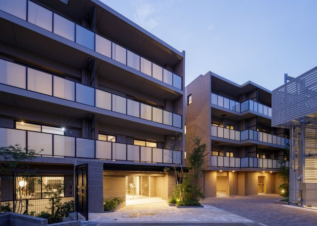 アンビシャスガーデン鶴瀬の外観|帰宅時エントランスが見えると優しい光にホッとするマンションです。
