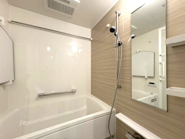 アンビシャスガーデン鶴瀬の浴室|1日の疲れを癒す、洗面室・浴室は清潔感があり、落ち着いた色合いです。ドア外タオル掛けを2本設置しているところもポイントです！