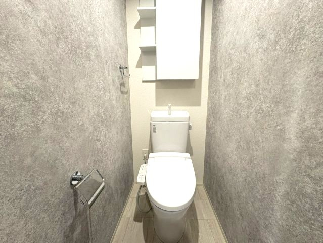 アンビシャスガーデン鶴瀬【特典付住戸】駅7分×南東向きのトイレ|清潔感のあるトイレです。収納棚付。