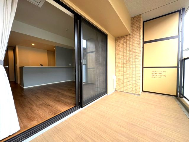 アンビシャスガーデン鶴瀬【特典付住戸】駅7分×南東向きのバルコニー|プライバシーに配慮したバルコニーはウッド調でおしゃれです。
