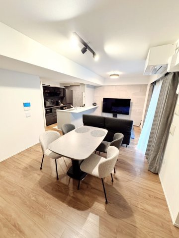 アンビシャスガーデン鶴瀬の居間・リビング|広々としたリビングです。窓が大きいので、陽当たり、通風も良いです。