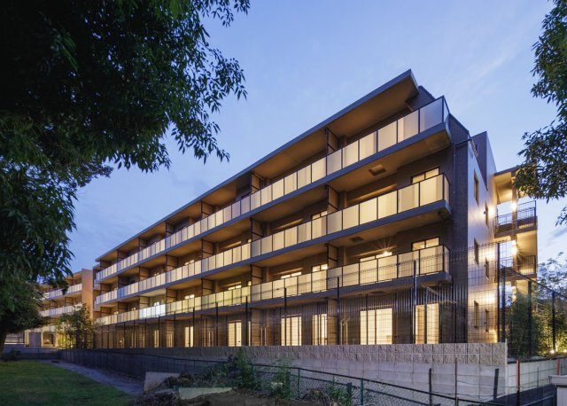 アンビシャスガーデン鶴瀬 の居間・リビング|広々としたリビングです。窓が大きいので、陽当たり、通風も良いです。