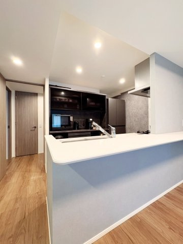 アンビシャスガーデン鶴瀬のキッチン|オープンキッチンから見渡せるリビングダイニング。会話も弾みます。