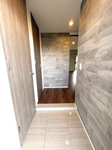 アンビシャスガーデン鶴瀬のキッチン|オープンキッチンから見渡せるリビングダイニング。会話も弾みます。