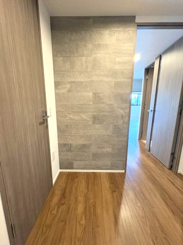 アンビシャスガーデン鶴瀬 の外観|近代的なデザインのマンションでありますが、低層なので、隣接の公園に馴染んでいます。