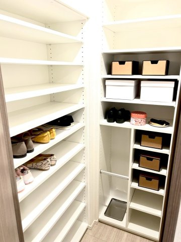 アンビシャスガーデン鶴瀬の収納|便利なシューズインクロークがあります。