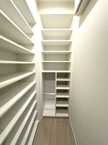 アンビシャスガーデン鶴瀬 の収納|便利なシューズインクロークがあります。