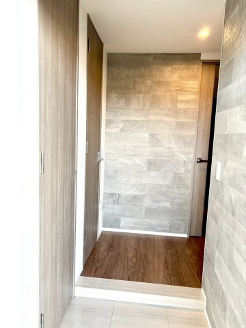 アンビシャスガーデン鶴瀬の玄関|アクセントクロスがおしゃれな玄関です。