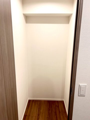 アンビシャスガーデン鶴瀬【特典付住戸】駅7分×南東向きの収納|玄関を入って右に曲がったところにある納戸です。大きめのものをここに収納できます♪