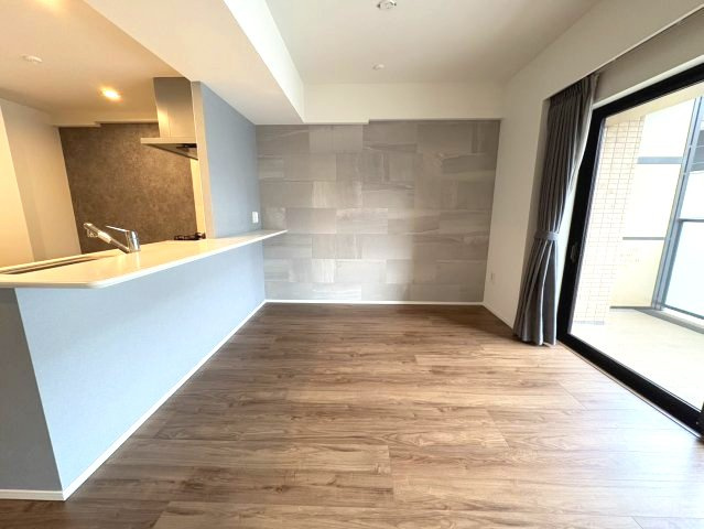 アンビシャスガーデン鶴瀬 2階の収納|玄関を入って右に曲がったところにある納戸です。大きめのものをここに収納できます♪