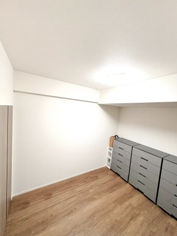 アンビシャスガーデン鶴瀬の洋室|リビング隣の洋室は4.6帖。開放すると16.6帖のリビングダイニングに！