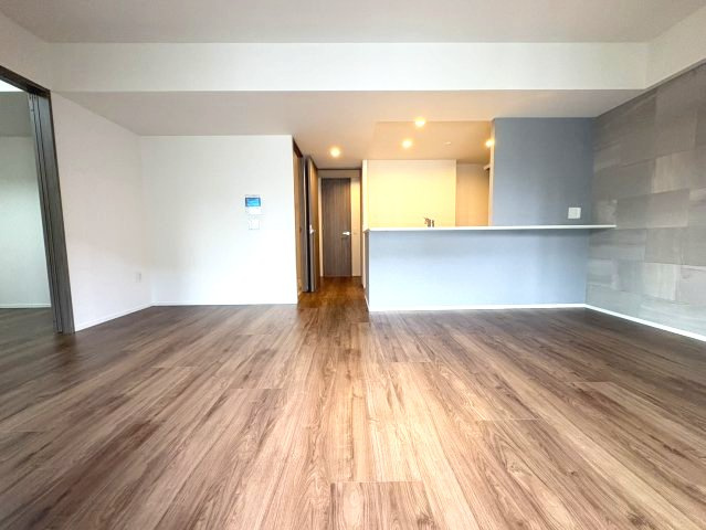 アンビシャスガーデン鶴瀬 の洋室|リビング隣の洋室は4.6帖。開放すると16.6帖のリビングダイニングに！