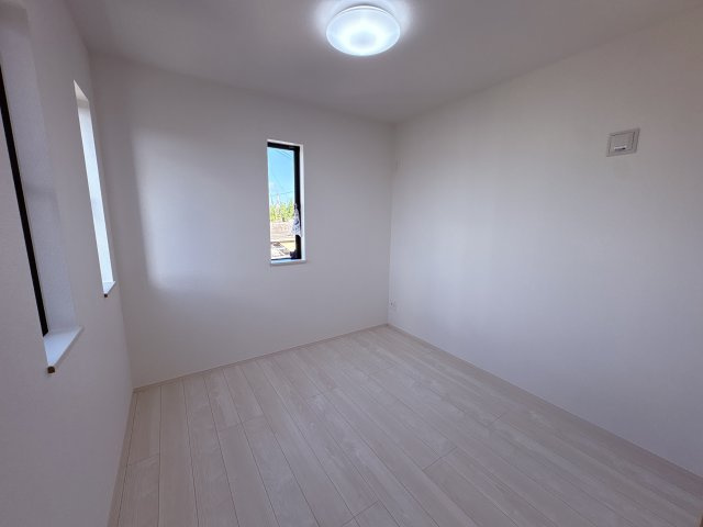 ハートフルタウンうるま市上江洲Ⅱ-B号棟　＼☆ご成約時５０万円キャッシュバック☆／の洋室|※同施工会社の別物件サンプル写真となります。