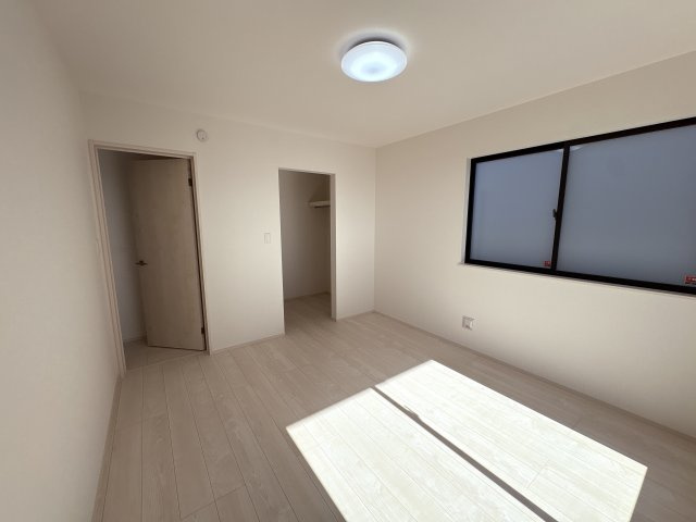 ハートフルタウンうるま市上江洲Ⅱ-B号棟　＼☆ご成約時５０万円キャッシュバック☆／の洋室|※同施工会社の別物件サンプル写真となります。