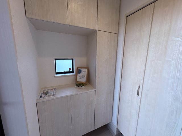 ハートフルタウンうるま市上江洲Ⅱ-B号棟　＼☆ご成約時５０万円キャッシュバック☆／の玄関|※同施工会社の別物件サンプル写真となります。