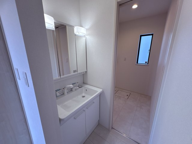 ハートフルタウンうるま市上江洲Ⅱ-B号棟　＼☆ご成約時５０万円キャッシュバック☆／の独立洗面台|※同施工会社の別物件サンプル写真となります。