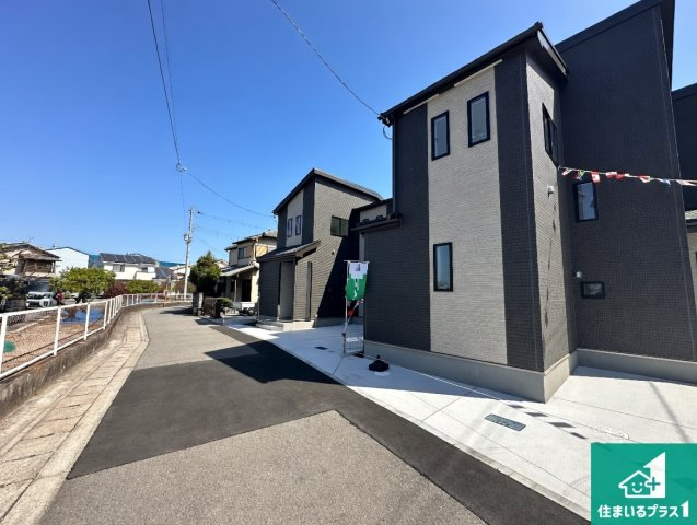 加古川市平岡町土山　新築一戸建ての前面道路含む現地写真|周辺は閑静な住宅街！前面道路広々で車の出し入れも便利です。駐車が苦手な方でも安心して車庫入れできます！
